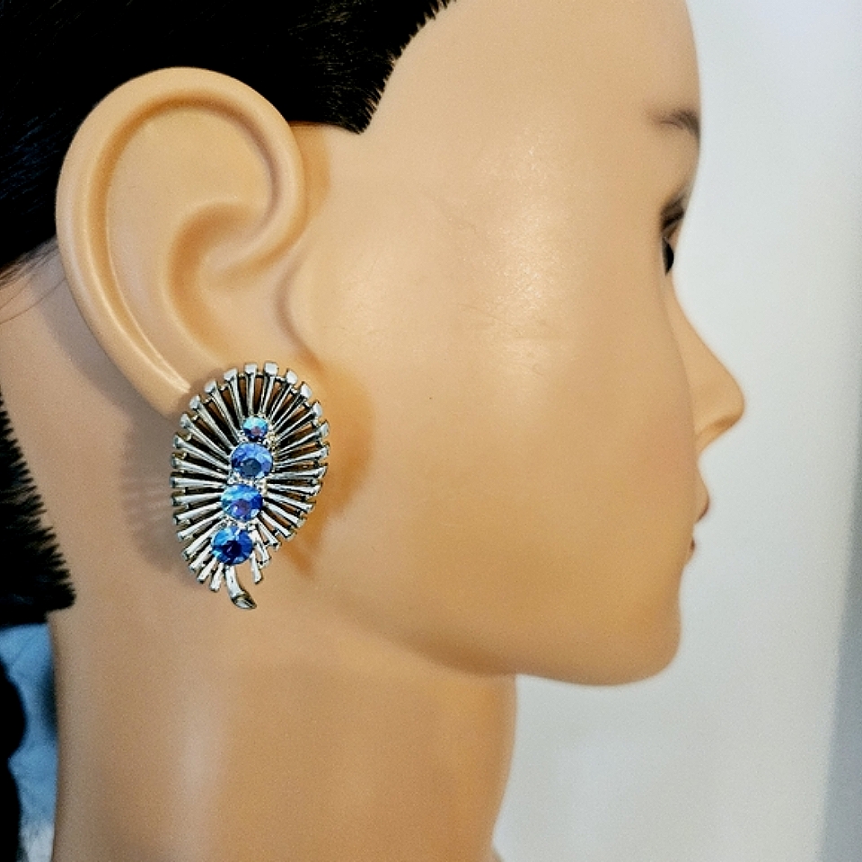 3/$20 Vintage Star Silver And Blue Rhinestone Earrings